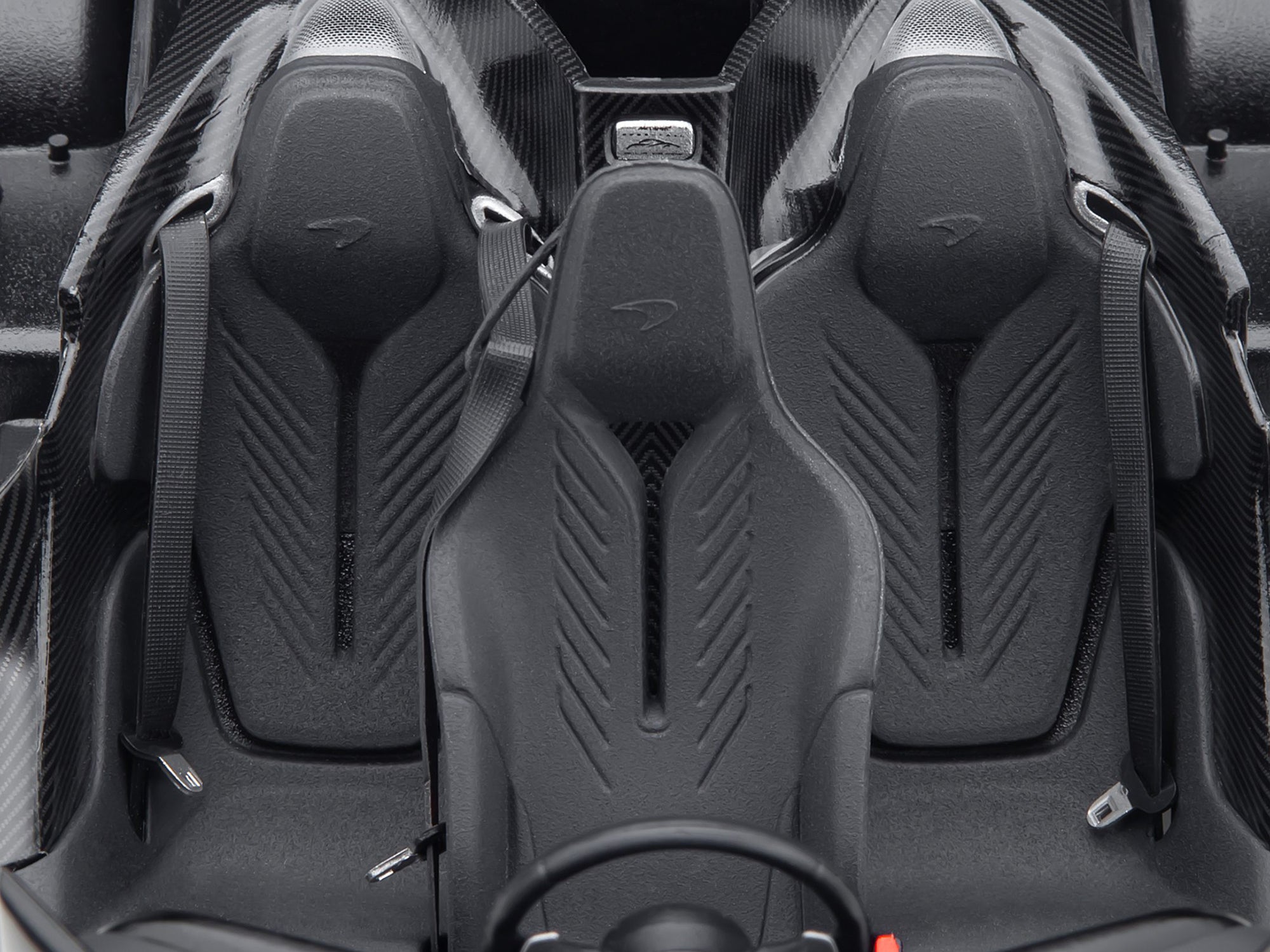 McLaren Speedtail Volcano Red Metallic with Black Top and Suitcase Accessories 1/18 Model Car - Image 5