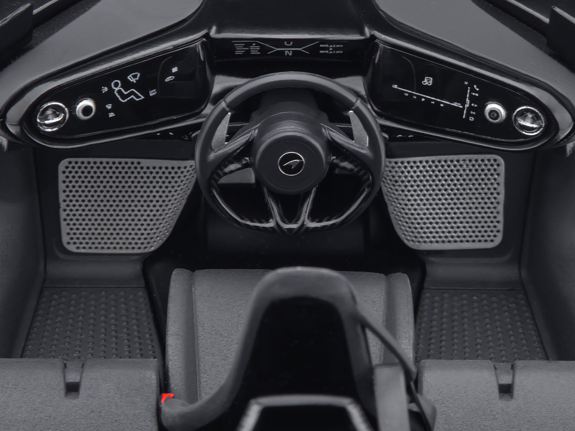 McLaren Speedtail Volcano Red Metallic with Black Top and Suitcase Accessories 1/18 Model Car - Image 4